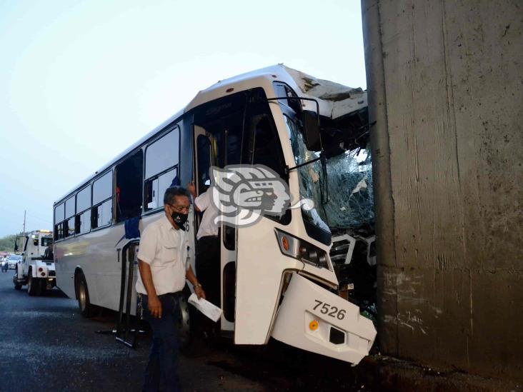 Se accidenta autobús de traslado de personal; 11 heridos y chofer prensado