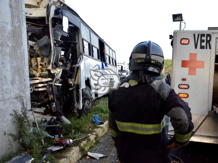 Se accidenta autobús de traslado de personal; 11 heridos y chofer prensado