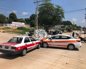 Dos heridos tras choque de taxis en Oluta 