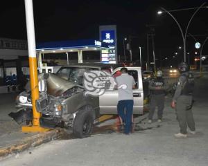 Ingeniero destroza su camioneta sobre el boulevard Oluta – Acayucan 