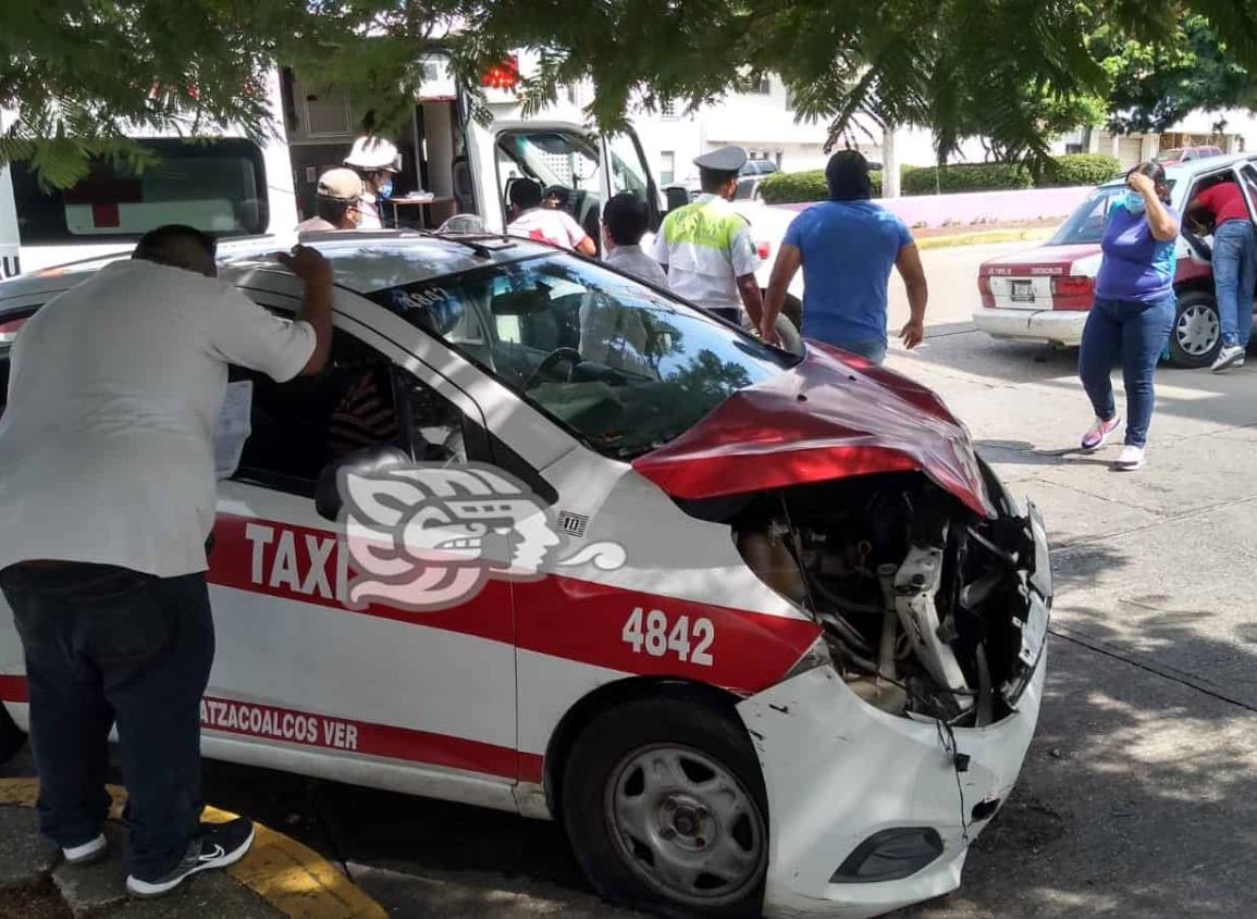 Colisionan taxis en Independencia e Hidalgo, Tres personas salieron contusionadas