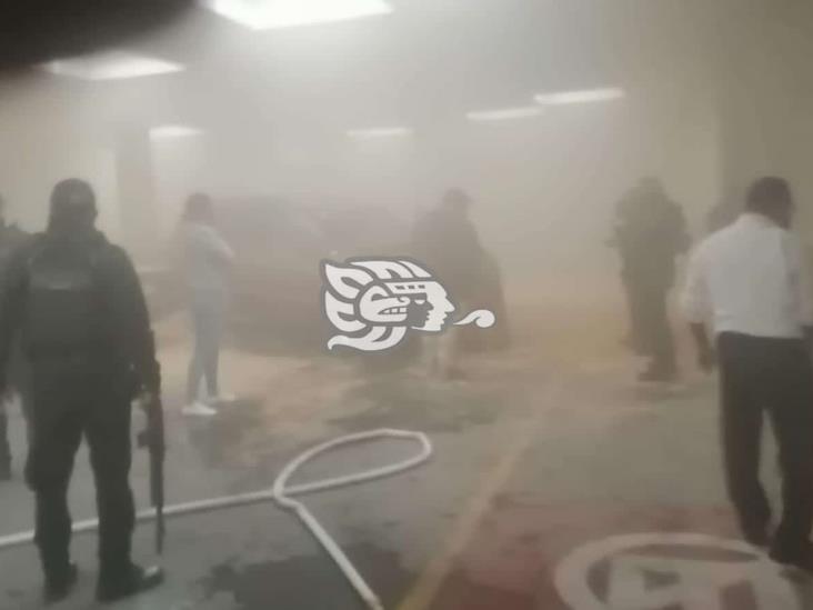 Se incendia camioneta en tienda departamental de Mendoza