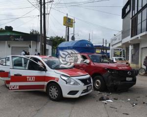 Choque de mixto rural y taxi deja dos heridos en Acayucan