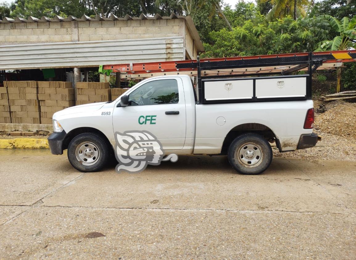 Retienen unidad de CFE en Moloacán por no resolver falta de luz