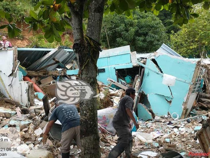 Desgajamiento de cerro destruye vivienda en localidad Nuevo Teapa