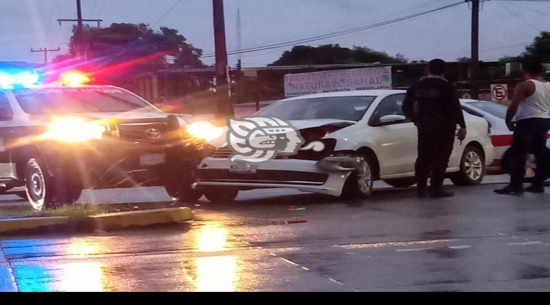 Un arrestado y cuantiosos daños materiales tras accidente en Minatitlán