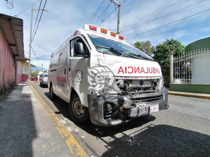 Chocan ambulancia y camioneta en Orizaba; hay un lesionado