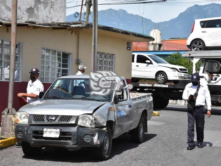 Chocan ambulancia y camioneta en Orizaba; hay un lesionado