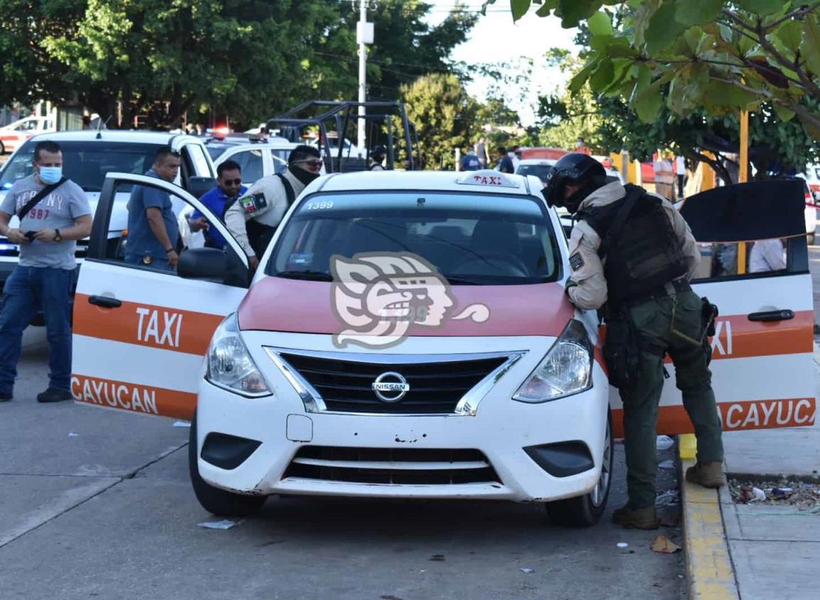 Entre la vida y la muerte taxista tras ataque armado en Acayucan