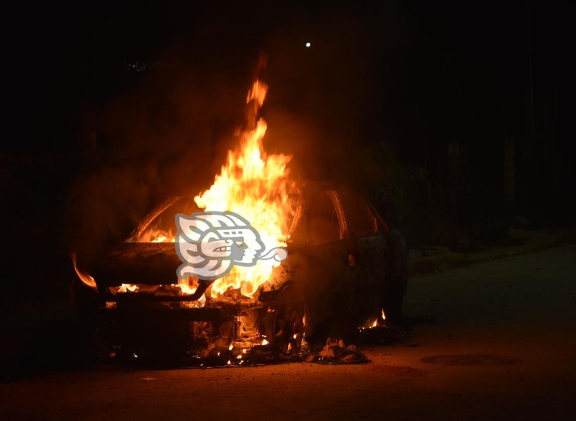 Incendian vehículo cerca de parque infantil en Sayula de Alemán