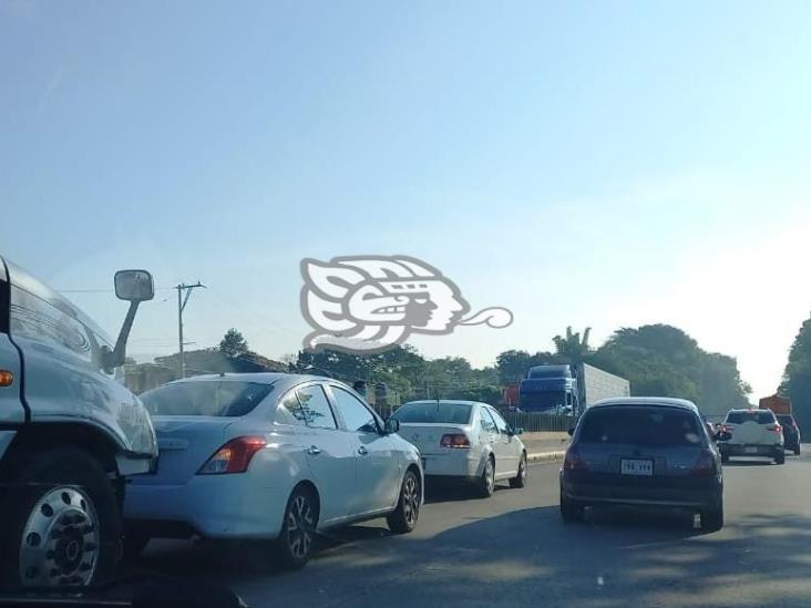 Choca tráiler contra malla metálica en autopista Orizaba-Córdoba