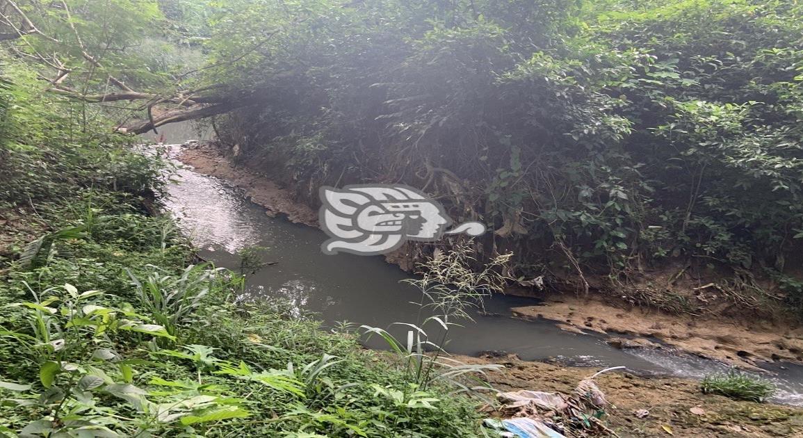 Aguas negras acaban con arroyos y predios en Acayucan