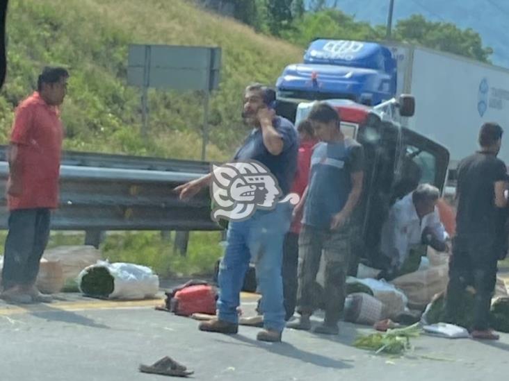 Vuelca camioneta en la autopista Córdoba-Orizaba; hay dos lesionados