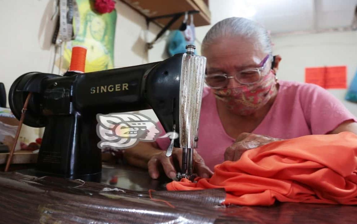 Doña juanita, costurera con mas antigüedad en el mercado Morelos