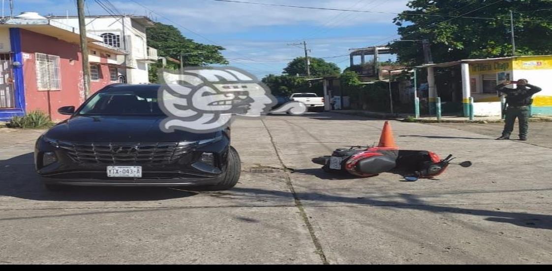 Choque en el barrio Zapotal de Acayucan; empleado herido
