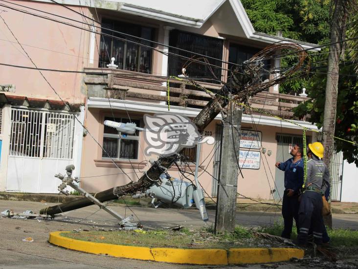 Caída de un poste causa apagón en el centro de Coatzacoalcos