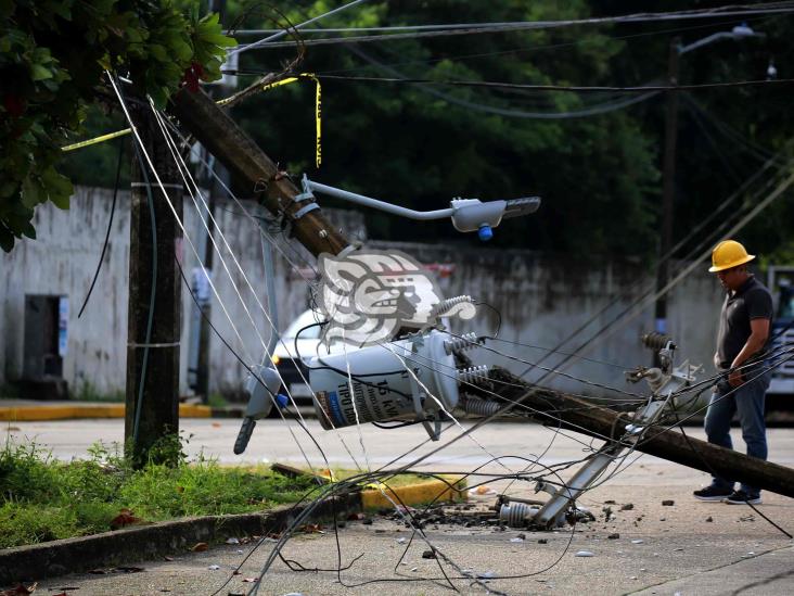 Caída de un poste causa apagón en el centro de Coatzacoalcos