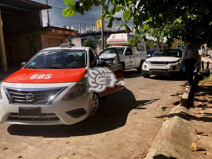 Pasajeros de taxi heridos tras choque en barrio de Acayucan