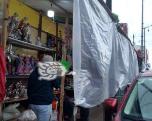 Inicia venta de artículos navideños afuera del mercado Coatzacoalcos