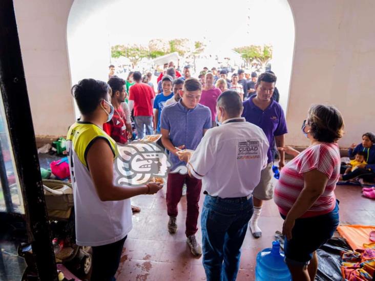 Caravana de migrantes arriba a Acayucan