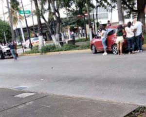 Impacta auto particular a taxi en Veracruz