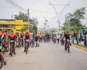 Con carrera de ciclismo impulsan deporte y reactivan economía en Acayucan