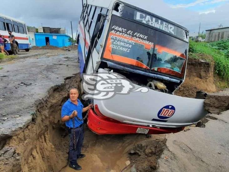 Autobús de pasajeros cae en socavón en colonia de Veracruz
