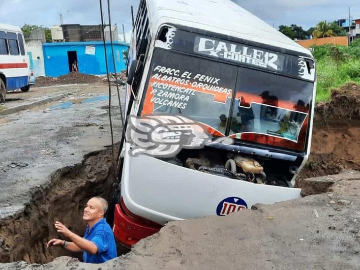 Autobús de pasajeros cae en socavón en colonia de Veracruz