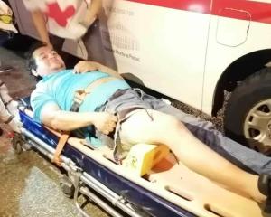 Minatitleco se entierra varilla en la pierna tras caída