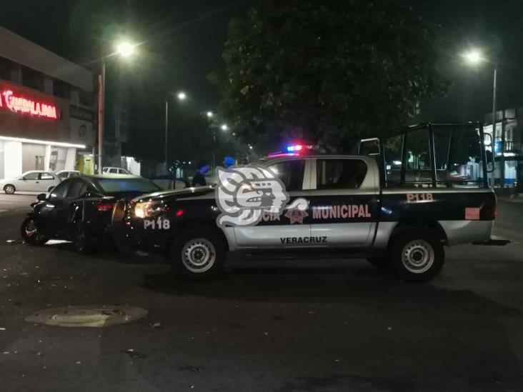 Choque entre dos unidades deja severos daños materiales en colonia de Veracruz