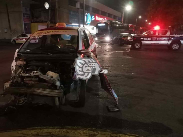 Choque entre dos unidades deja severos daños materiales en colonia de Veracruz