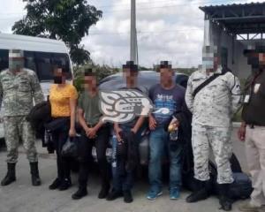 Resguarda SSP a 25 migrantes en Agua Dulce; hay tres detenidos