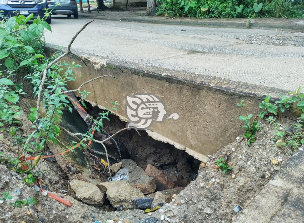 Losas a punto de colapsar en calle de Villa Cuichapa 