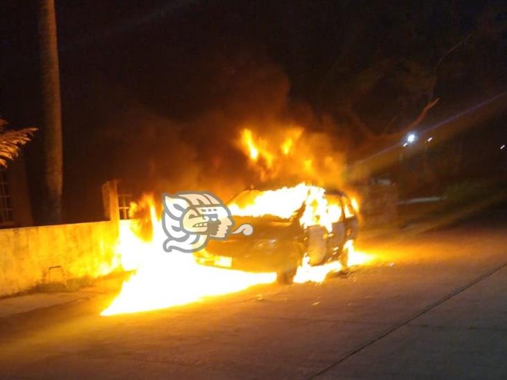 Noche violenta en Allende; vandalizan cajero, incendian coche y palapa