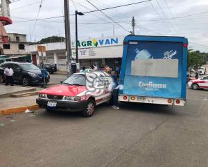 Camión repartidor de agua choca contra taxi en Acayucan