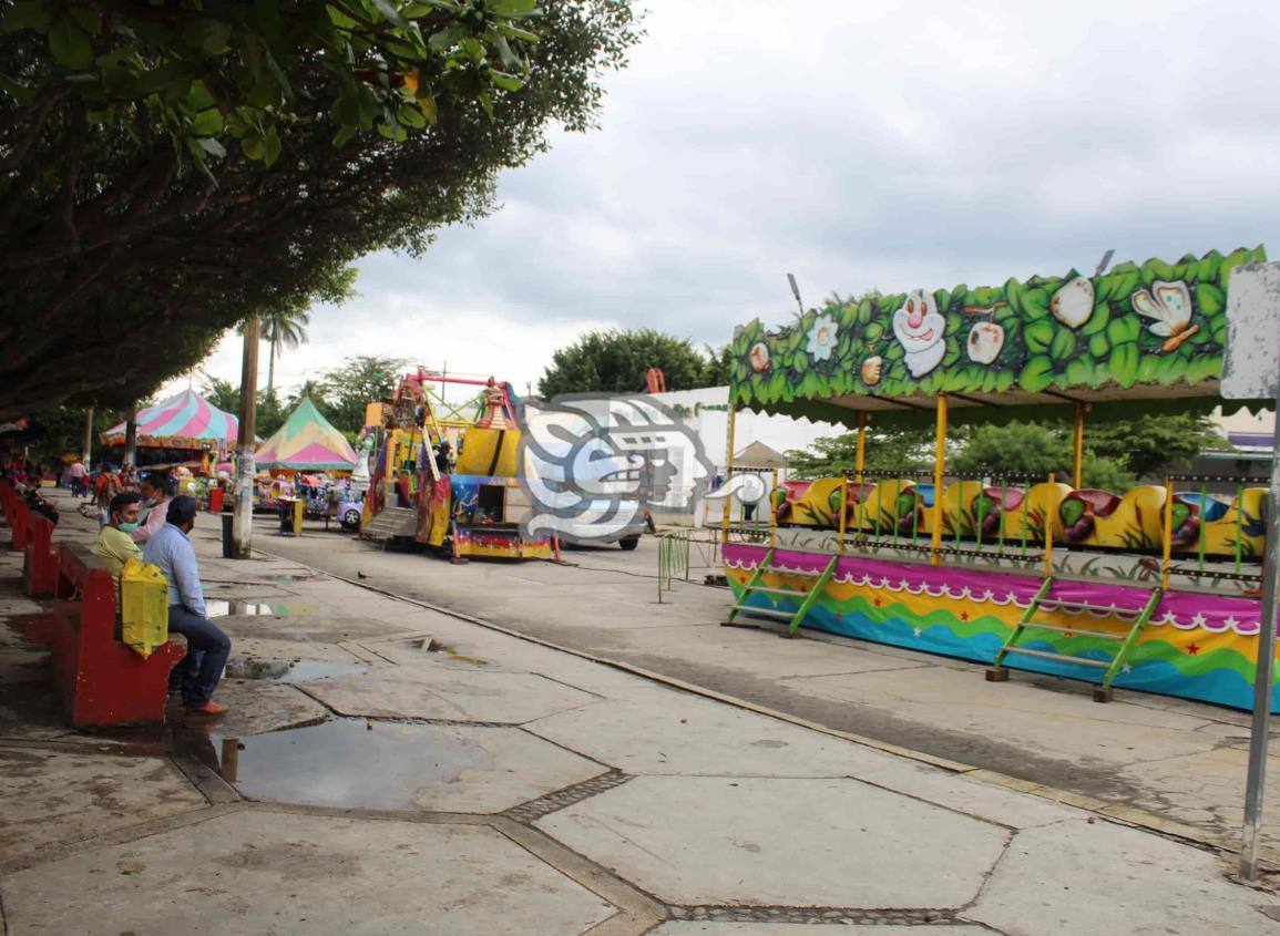 Feria provoca caos vial en el primer cuadro de Las Choapas