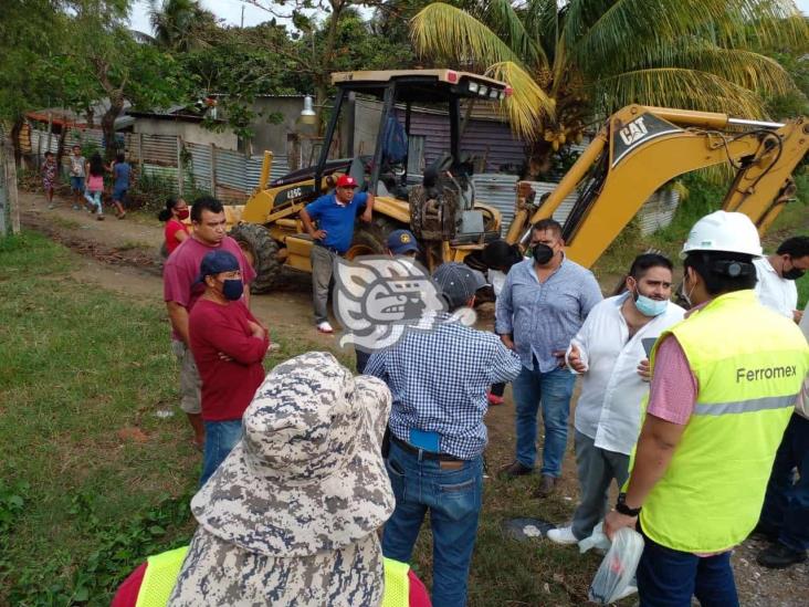 Ferrosur aplica limpieza de vías en Coatza; familias no quieren ser desalojadas