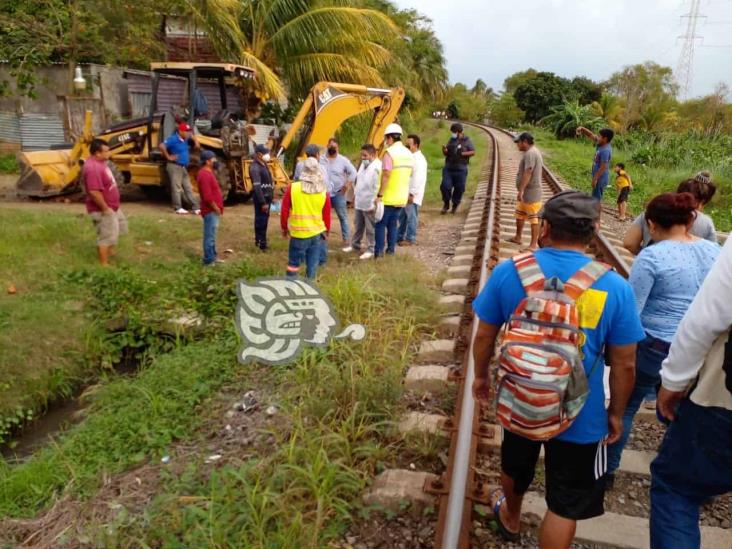 Ferrosur aplica limpieza de vías en Coatza; familias no quieren ser desalojadas