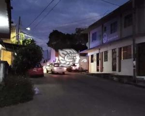 Aseguran vehículo robado frente a la Apys en Acayucan 