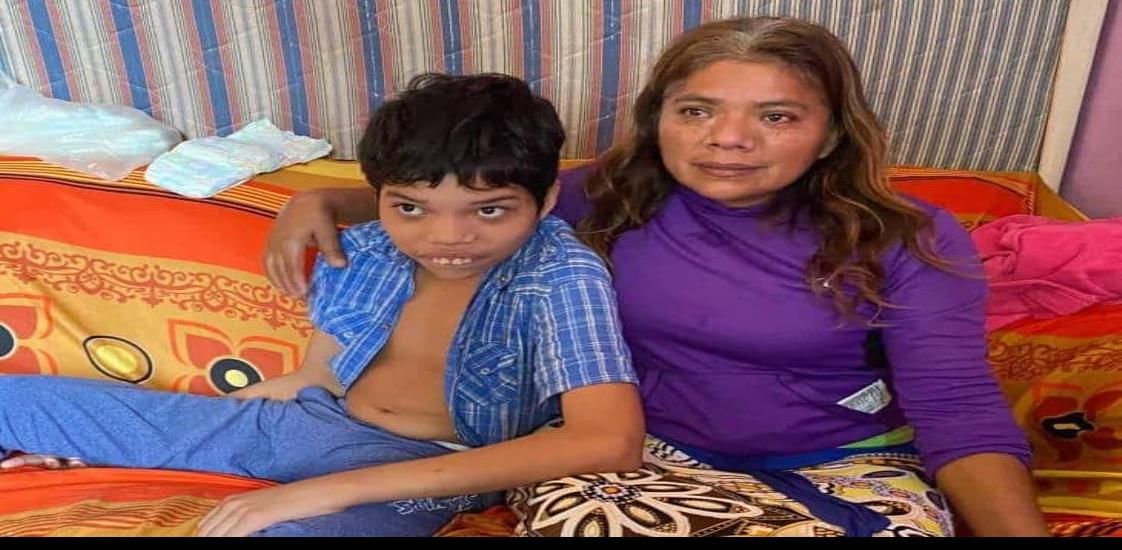 En Minatitlán, madre desesperada pide apoyo para su hijo discapacitado