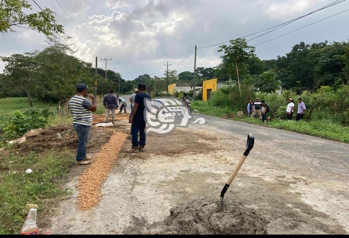 Se organizan para tapar socavón en carretera Las Choapas-Paralelo