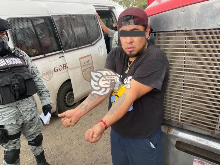 Rescatan a 18 guatemaltecos en autopista de Acayucan; un detenido