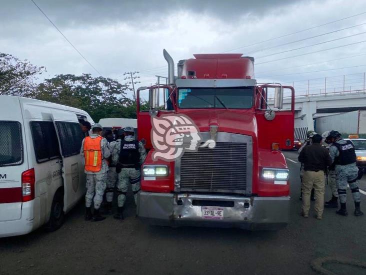 Rescatan a 18 guatemaltecos en autopista de Acayucan; un detenido