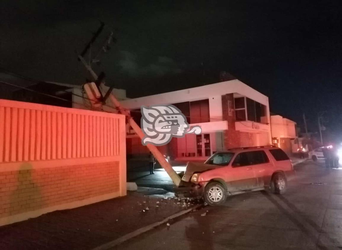 Se impacta camioneta contra poste de luz en Boca del Río