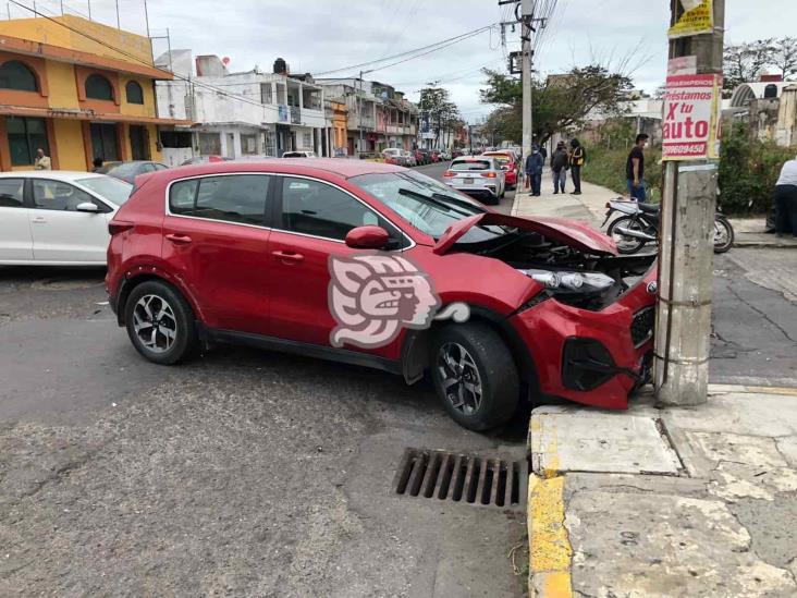 Choque entre dos camionetas deja severos daños materiales en Veracruz