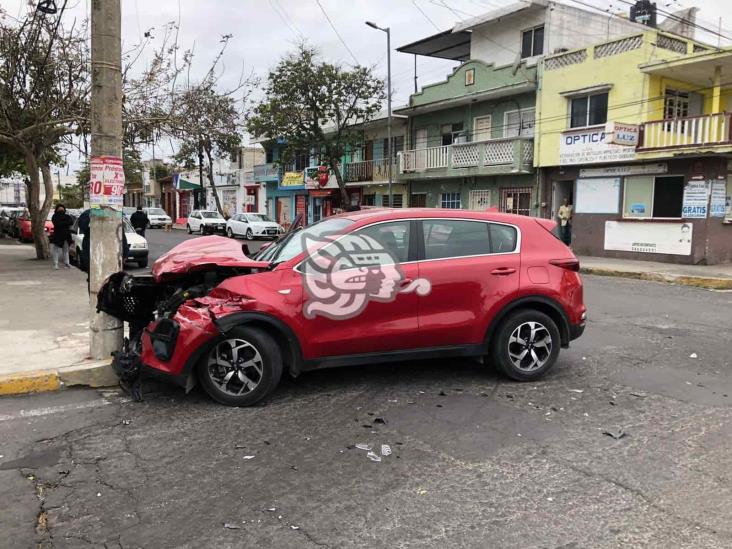 Choque entre dos camionetas deja severos daños materiales en Veracruz