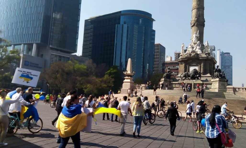 Comunidad ucraniana en México marcha por la paz en la CDMX