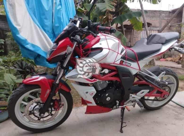 Matrimonio acayuqueño sufre robo de su motocicleta en el barrio Villalta