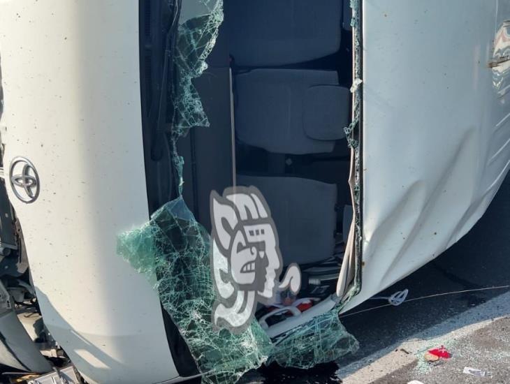 Vuelca camioneta turística en la Veracruz-Córdoba; hay 5 lesionados