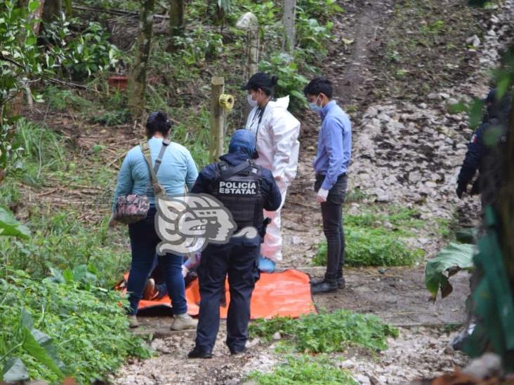 Hallan cuerpo de hombre embolsado en canal de Amatlán